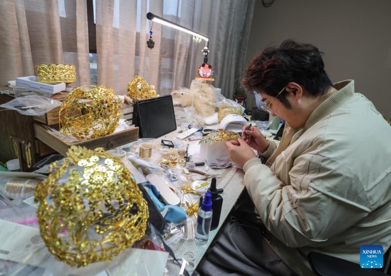 Un artisan fabrique des objets artisanaux dans un village d'art du canton de Kuangyan, à Cixi, dans la province du Zhejiang (est de la Chine), le 24 décembre 2025. Ces dernières années, le canton de Kuangyan a construit un village d'art intégré au tourisme culturel pour développer les industries rurales locales et soutenir la revitalisation rurale. (Xu Yu / Xinhua)