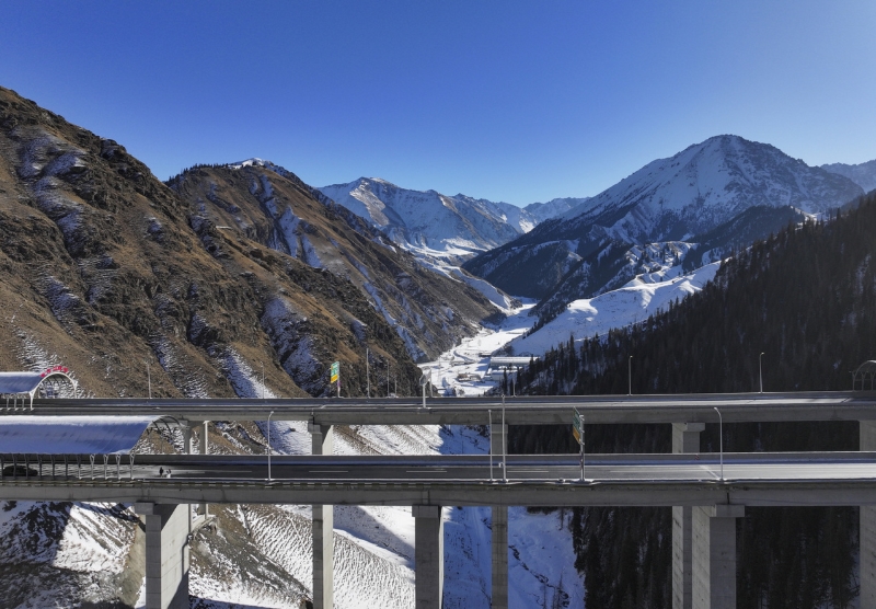 Xinjiang : ouverture à la circulation du plus long tunnel autoroutier du monde