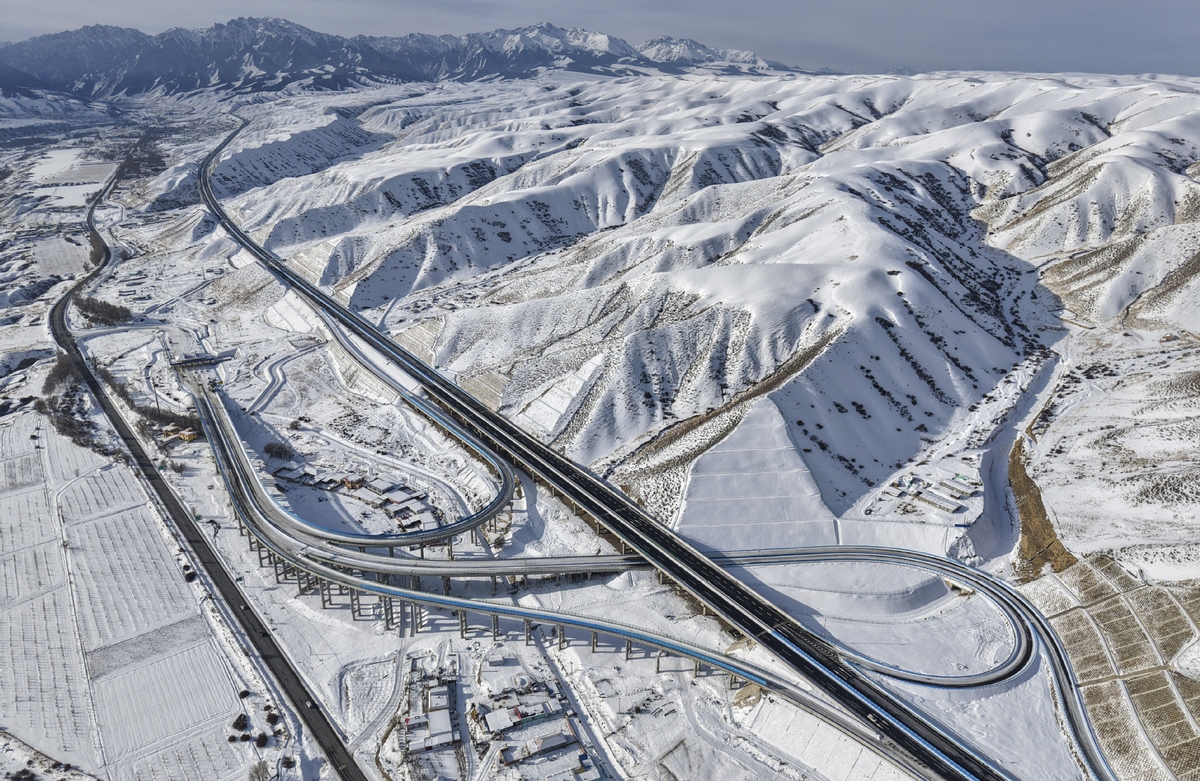 Xinjiang : ouverture à la circulation du plus long tunnel autoroutier du monde