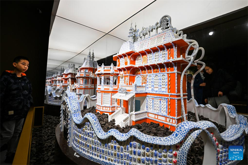 Des touristes visitent un musée du chocolat à Tianjin (nord de la Chine), le 28 décembre 2025. (Zhao Zishuo/Xinhua)