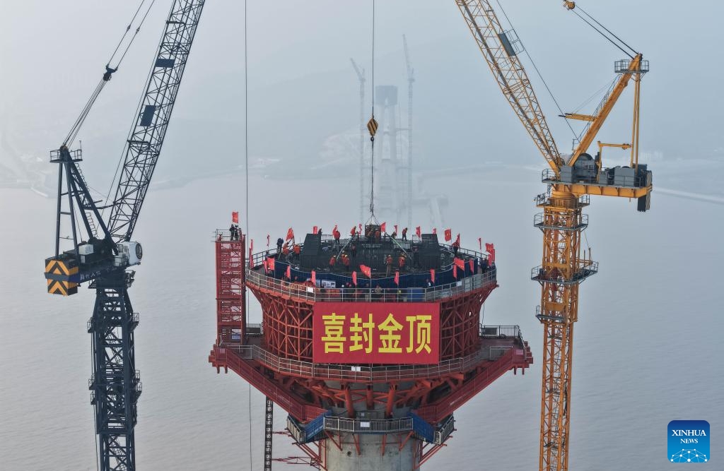 Zhejiang : la plus haute tour de pont construite en mer coiffée à Zhoushan