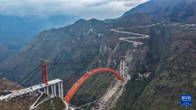 Guizhou : le pont de l'autoroute Anpan sur la rivière Guniu fermé avec succès
