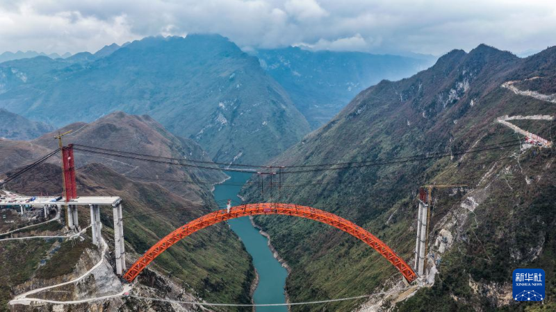 Guizhou : le pont de l'autoroute Anpan sur la rivière Guniu fermé avec succès