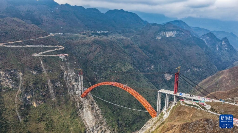 Guizhou : le pont de l'autoroute Anpan sur la rivière Guniu fermé avec succès