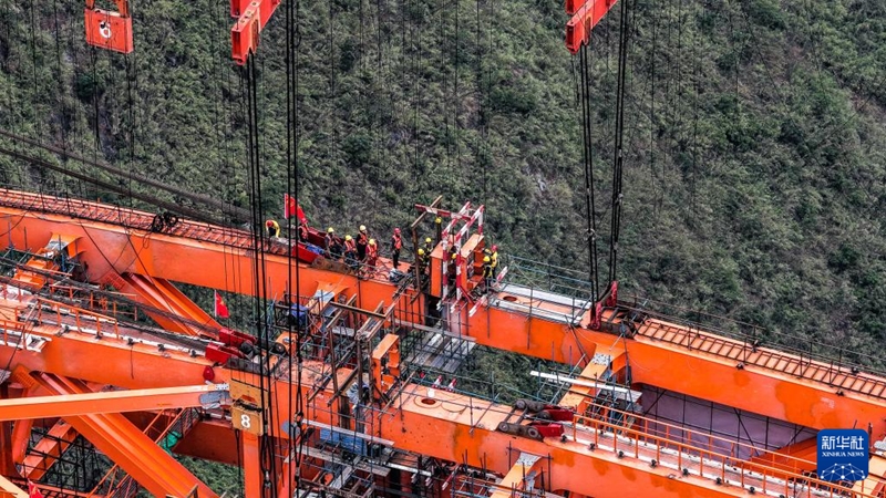 Guizhou : le pont de l'autoroute Anpan sur la rivière Guniu fermé avec succès