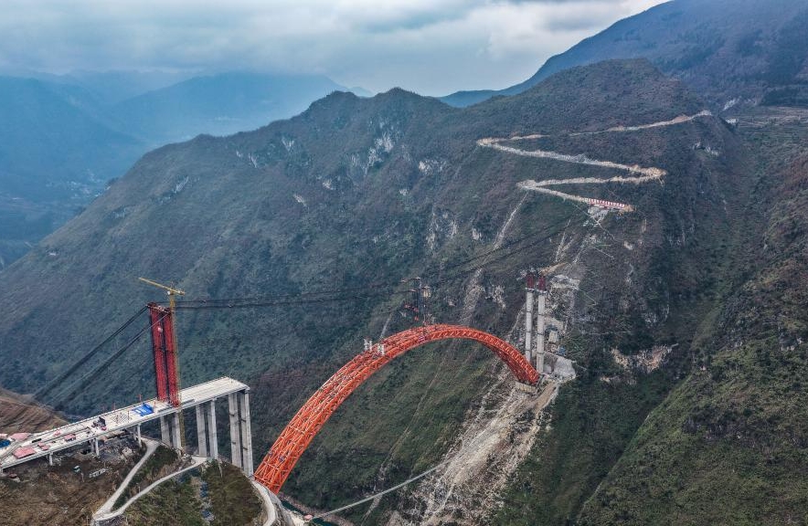 Guizhou : le pont de l'autoroute Anpan sur la rivière Guniu fermé avec succès