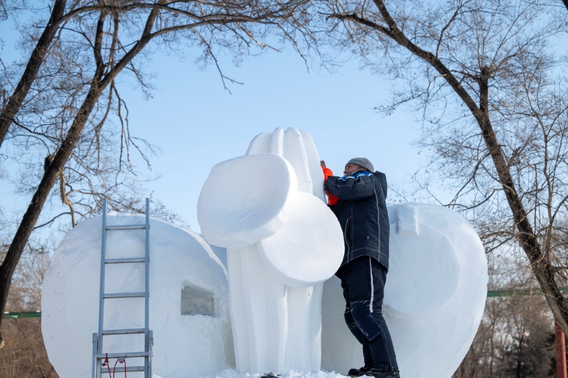 Heilongjiang : les artistes sculpteurs sur neige montrent leurs compétences à Harbin