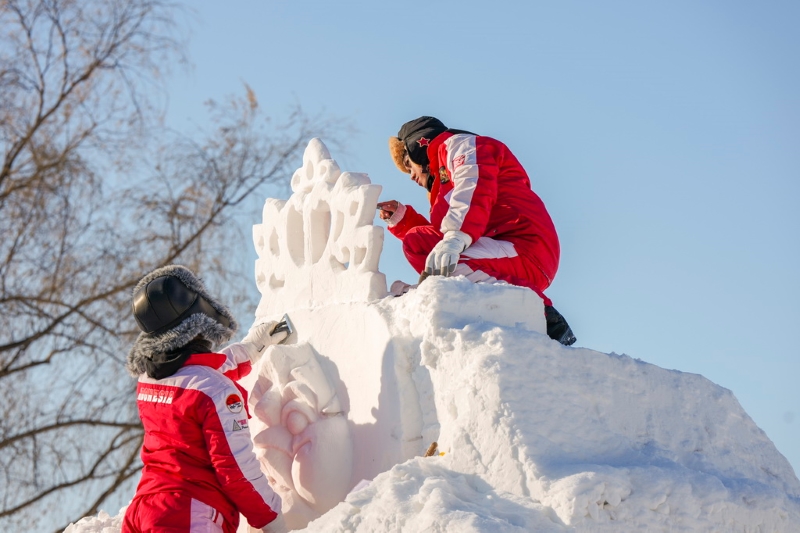 Heilongjiang : les artistes sculpteurs sur neige montrent leurs compétences à Harbin