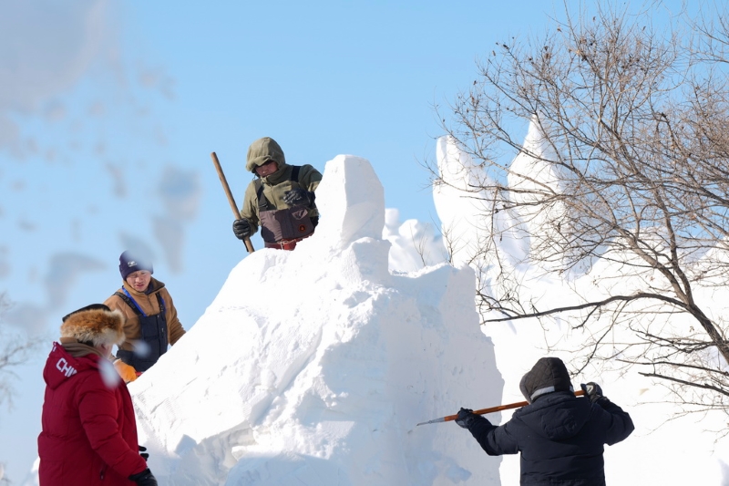 Heilongjiang : les artistes sculpteurs sur neige montrent leurs compétences à Harbin