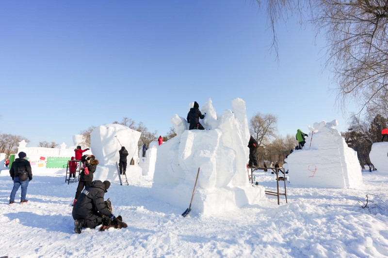 Heilongjiang : les artistes sculpteurs sur neige montrent leurs compétences à Harbin