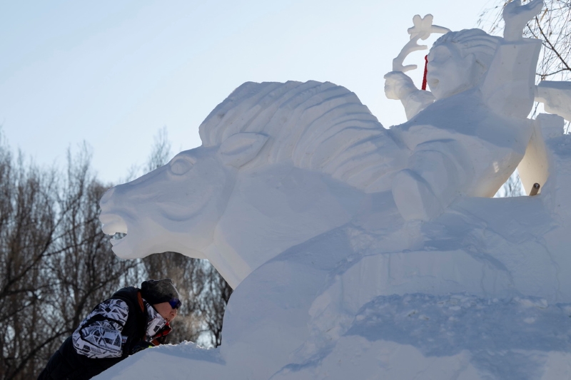 Heilongjiang : les artistes sculpteurs sur neige montrent leurs compétences à Harbin