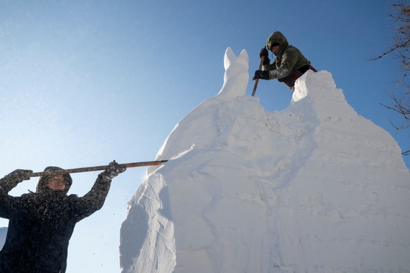 Heilongjiang : les artistes sculpteurs sur neige montrent leurs compétences à Harbin