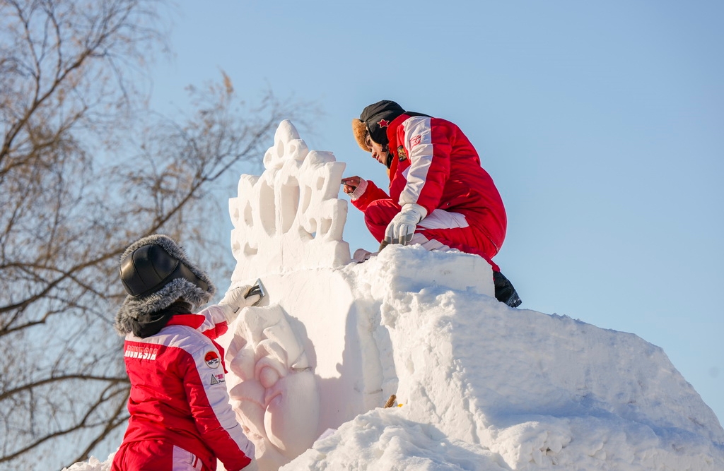 Heilongjiang : les artistes sculpteurs sur neige montrent leurs compétences à Harbin
