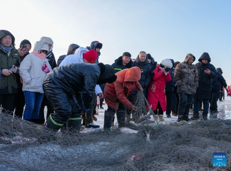 Jilin : un rituel de pêche sur glace ancestral attire des foules au bord du lac Chagan