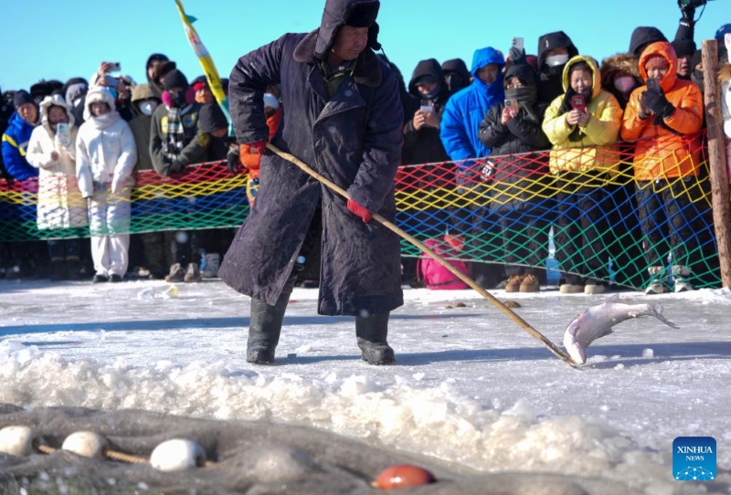 Jilin : un rituel de pêche sur glace ancestral attire des foules au bord du lac Chagan