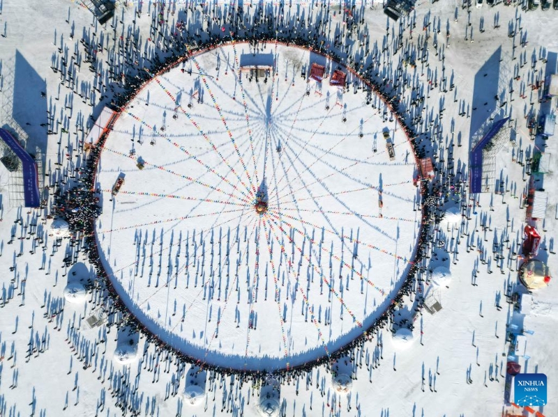 Jilin : un rituel de pêche sur glace ancestral attire des foules au bord du lac Chagan