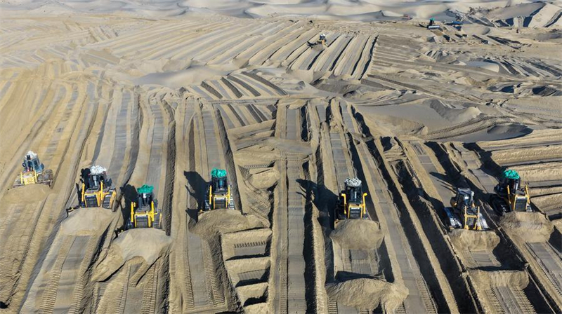 Xinjiang : les agriculteurs locaux luttent contre la désertification dans le comté de Moyu