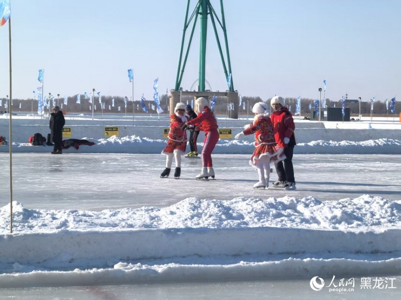 Heilongjiang : les amateurs de sports de glace se rassemblent à Harbin