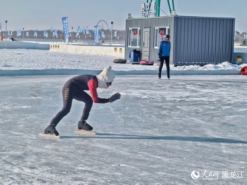 Heilongjiang : les amateurs de sports de glace se rassemblent à Harbin