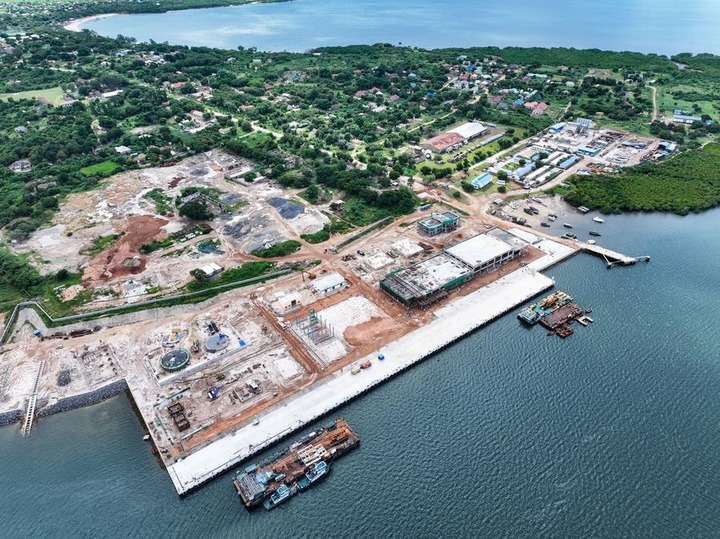 Une photo aérienne prise par drone le 23 avril 2025 montre le port de pêche de Kilwa en construction près de Kilwa Kisiwani, en Tanzanie. Ce projet, réalisé par China Harbor Engineering Company Ltd (CHEC), une grande entreprise de construction chinoise, est le premier port de pêche moderne à grande échelle de Tanzanie. (Xinhua/Li Yahui)