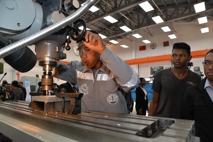 Un étudiant manipule un appareil à l'atelier Luban de l'Université d'Antananarivo à Madagascar, le 26 avril 2024. (Xinhua/Sitraka Rajaonarison)