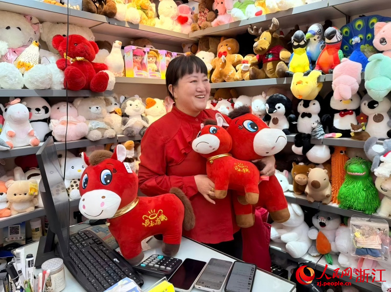 Un cheval en peluche devient viral et déclenche une augmentation des commandes à Yiwu