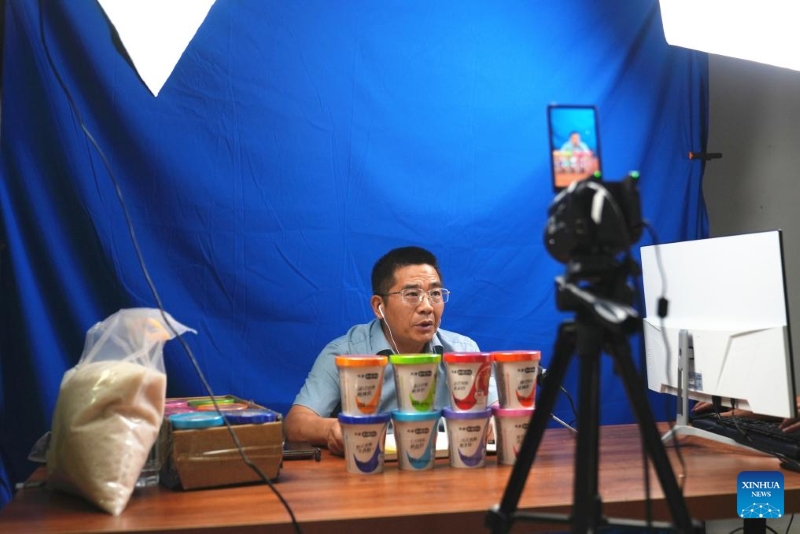 Zhang Cheng, un responsable du village, préside une réunion de village diffusée en direct depuis le village de Zhouzhai, dans le comté de Sinan de la province du Guizhou (sud-ouest de la Chine), le 30 août 2025. (Photo/Xinhua)