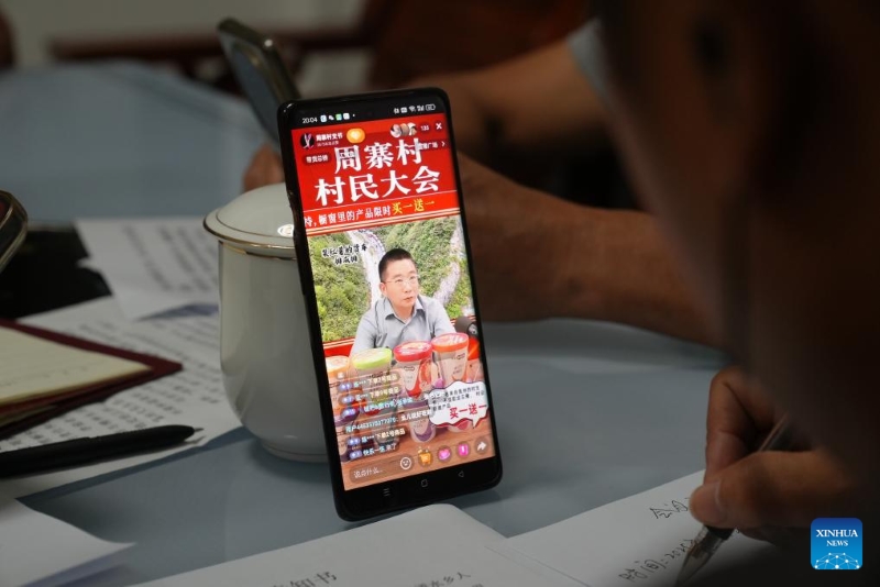 Guizhou : des millions de vues pour les réunions de village retransmises en direct, ou quand un village isolé devient un pionnier du numérique