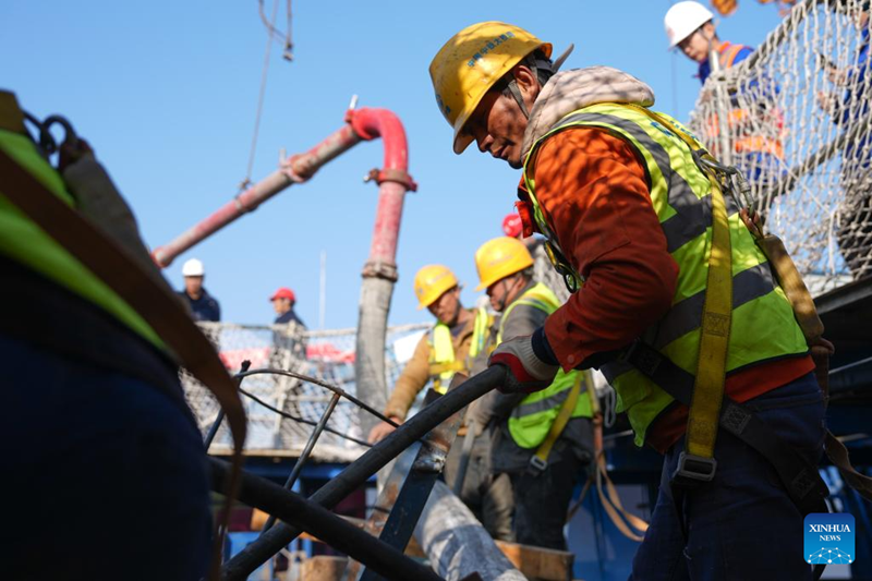 Zhejiang : la tour principale du pont du canal de navigation du nord est terminée
