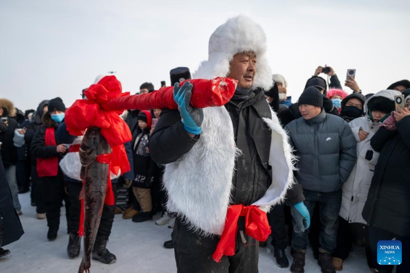 Heilongjiang : le Festival de pêche hivernale du lac Xingkai 2026 a commencé