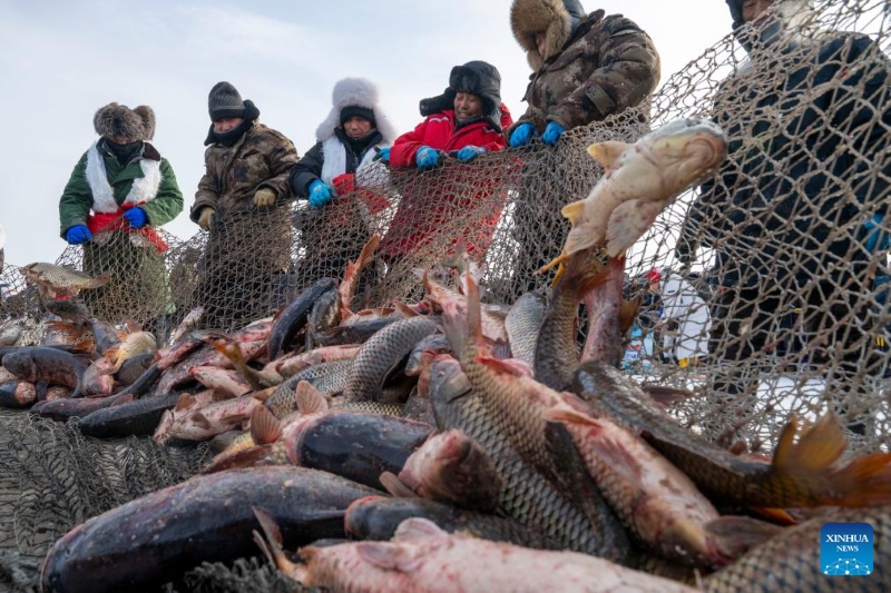 Heilongjiang : le Festival de pêche hivernale du lac Xingkai 2026 a commencé