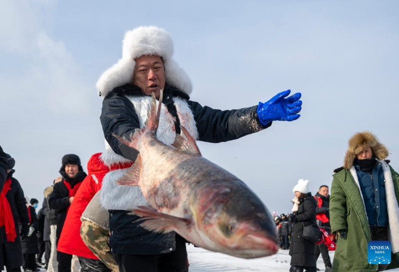Heilongjiang : le Festival de pêche hivernale du lac Xingkai 2026 a commencé