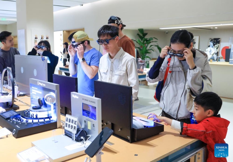 Des clients découvrent des lunettes intelligentes dans le magasin phare inno100 du district de Nanshan à Shenzhen, dans la province du Guangdong (sud de la Chine), le 18 janvier 2026. (Mao Siqian / Xinhua)