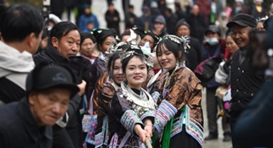 Guangxi : les membres de l'ethnie Miao célèbrent leur Nouvel An traditionnel à Rongshui