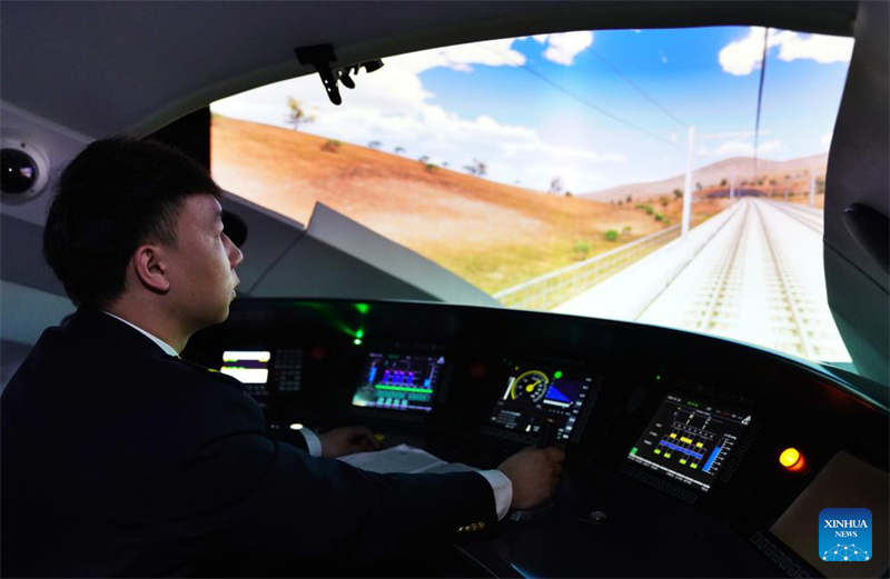 Beijing : les membres du personnel des trains à grande vitesse se préparent pour la vague de voyages de la Fête du Printemps