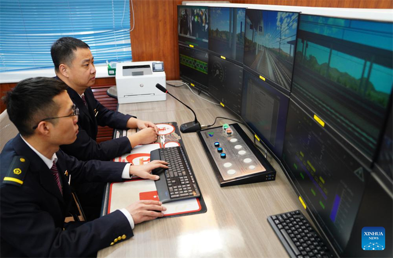 Beijing : les membres du personnel des trains à grande vitesse se préparent pour la vague de voyages de la Fête du Printemps