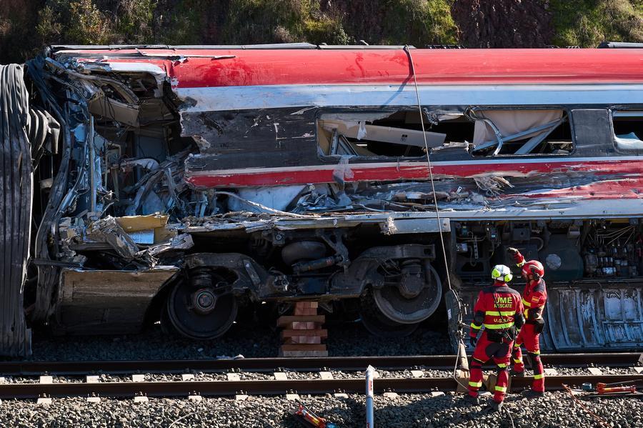 Des secouristes travaillent sur le site de la collision de trains à grande vitesse près d'Adamuz, dans la province de Cordoue, en Espagne, le 20 janvier 2026. (Xinhua/Meng Dingbo)