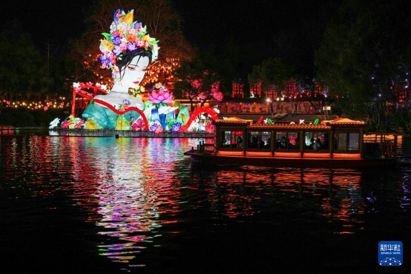 Jiangsu : ouverture du splendide 40e Festival des lanternes de Qinhuai à Nanjing