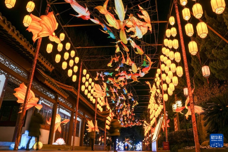 Jiangsu : ouverture du splendide 40e Festival des lanternes de Qinhuai à Nanjing