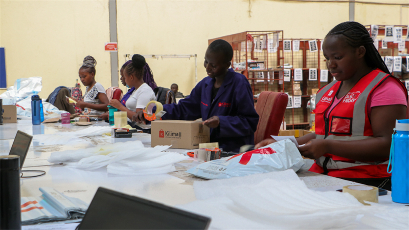 Dans l'entrepôt de Kilimall, situé à la périphérie de Nairobi, la capitale du Kenya, des employés emballent des colis express sur le point d'être expédiés. (Photo/Liao Zhengrong)