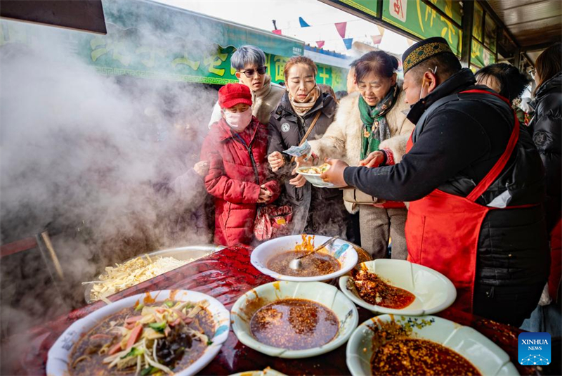 Des gens font leurs achats sur le marché de Jingui, dans le comté de Helan, à Yinchuan, capitale de la région autonome Hui du Ningxia (nord-ouest de la Chine), le 21 janvier 2026. (Yang Zhisen / Xinhua)