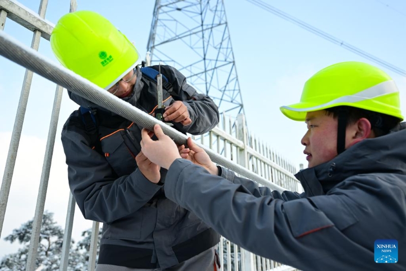 Anhui : des agents de maintenance effectuent un dégivrage pour assurer l'approvisionnement en électricité à Jinzhai
