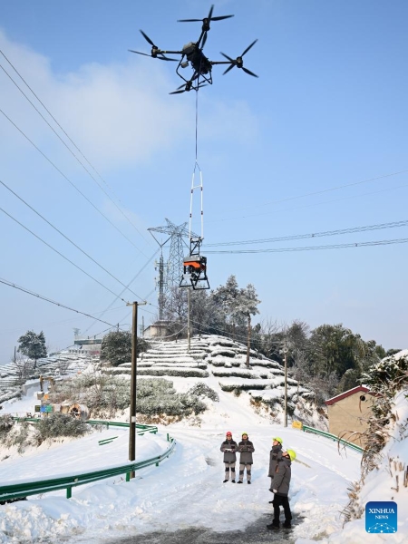 Anhui : des agents de maintenance effectuent un dégivrage pour assurer l'approvisionnement en électricité à Jinzhai