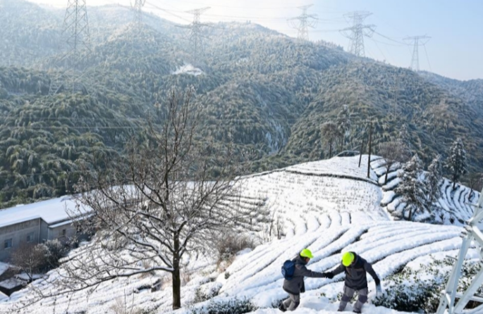 Anhui : des agents de maintenance effectuent un dégivrage pour assurer l'approvisionnement en électricité à Jinzhai