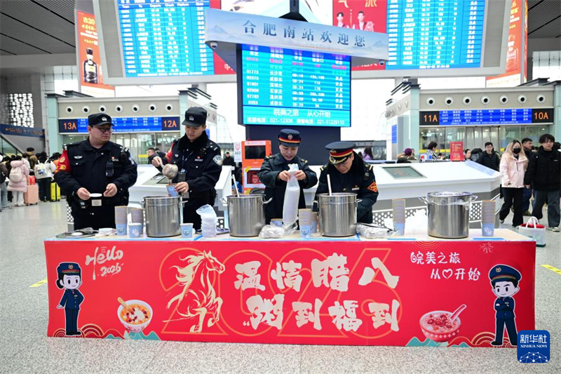 Anhui : la bouillie Laba chaude et parfumée réchauffe le cœur des voyageurs à Hefei