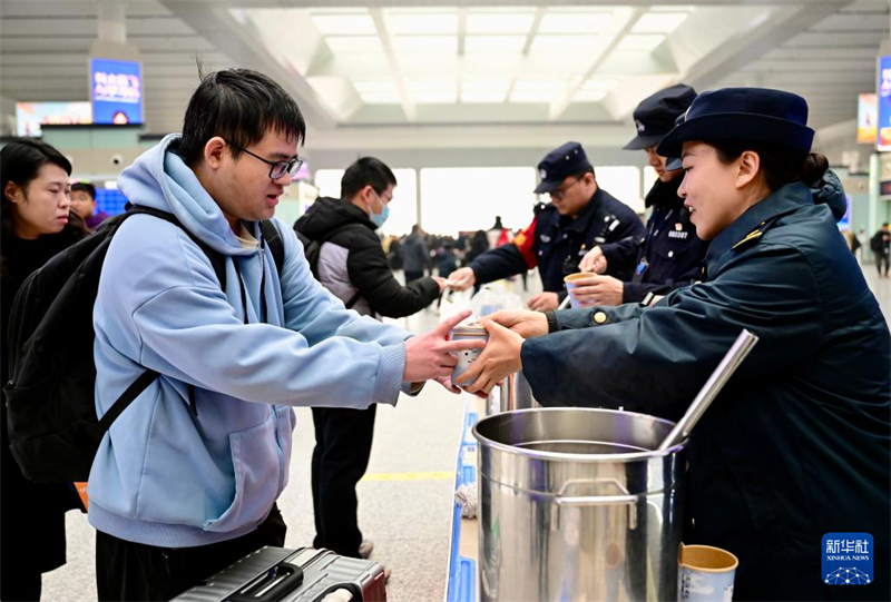 Anhui : la bouillie Laba chaude et parfumée réchauffe le cœur des voyageurs à Hefei
