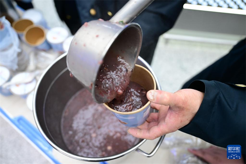 Anhui : la bouillie Laba chaude et parfumée réchauffe le cœur des voyageurs à Hefei