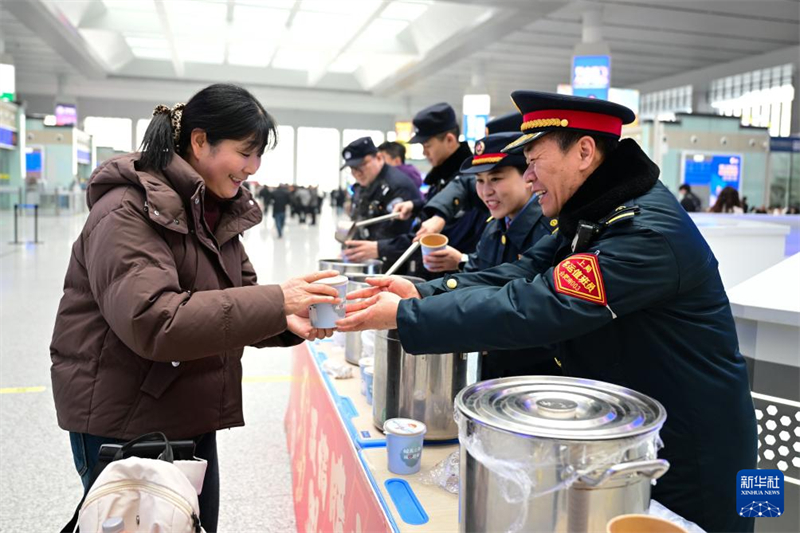 Anhui : la bouillie Laba chaude et parfumée réchauffe le cœur des voyageurs à Hefei