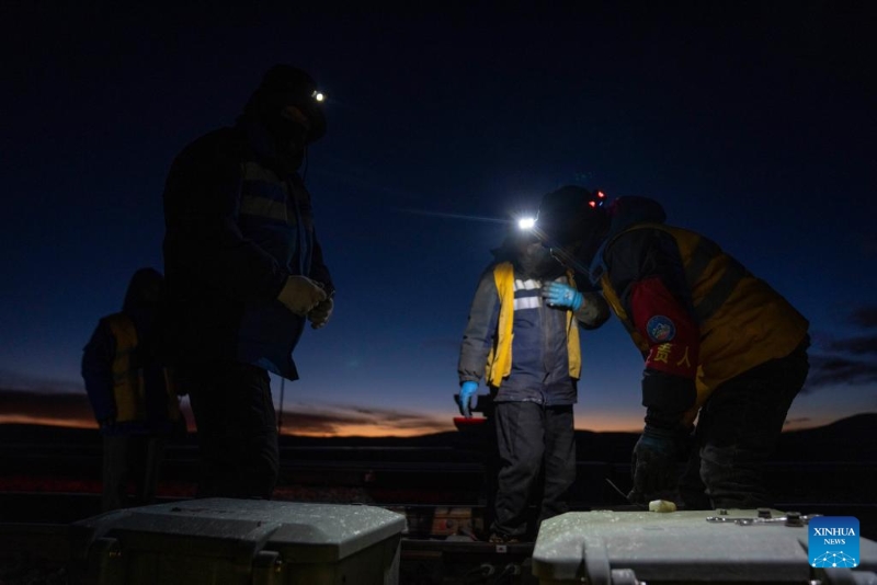 Xizang : histoire en photos des travailleurs de la plus haute section de maintenance des signaux ferroviaires au monde