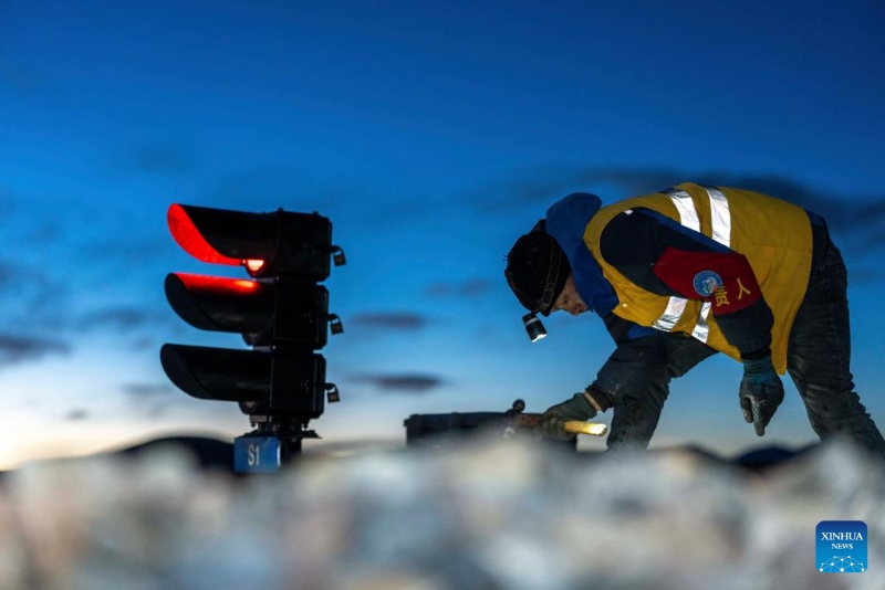 Xizang : histoire en photos des travailleurs de la plus haute section de maintenance des signaux ferroviaires au monde